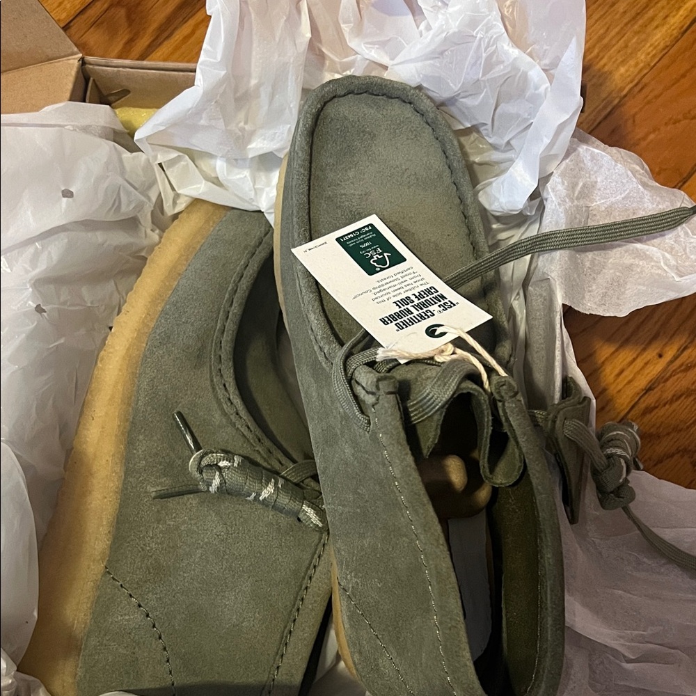 Nwt Green/khaki suede Clarks wallabee boot